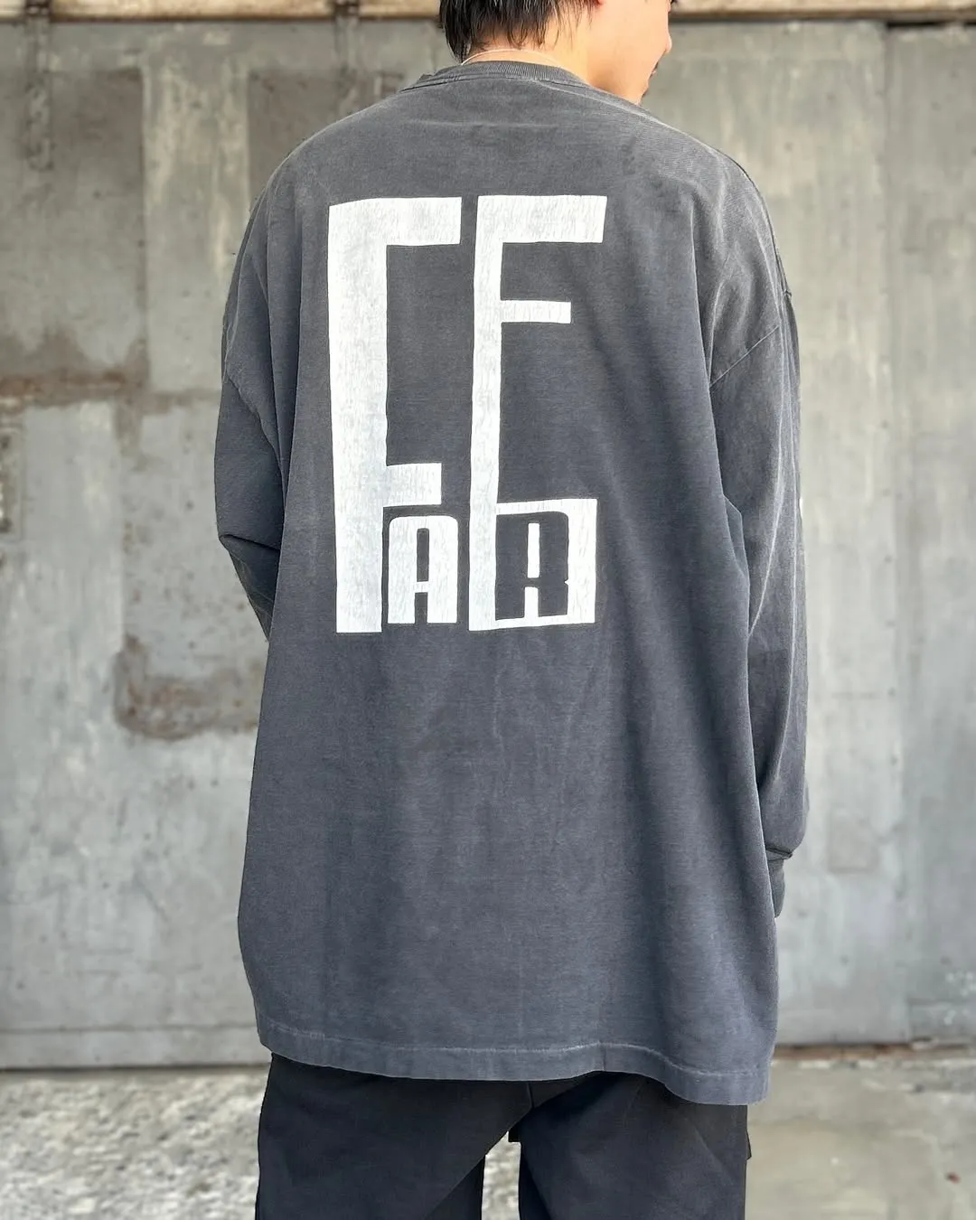 JERRY, the old dog, personally carries the goods SAINT Mxxxxxx × FEAR OF GOD FG_LS TEE/SNT OF GOD/BLK FOG joint model SAINT OF GOD/ETERNAL prayer sight long sleeves, washed black S-XL This season's blockbuster joint model FOG manager JERRY personally carries the goods. The SAINT OF GOD series collaboration has gained quite a lot of buzz. Customized original joint SAINT OF GOD main label/washed label Top-notch printing technology, using silver sand and cracked pulp on the front and rear panels, and heavy washing water to create a natural washed effect of printing, deep restoration